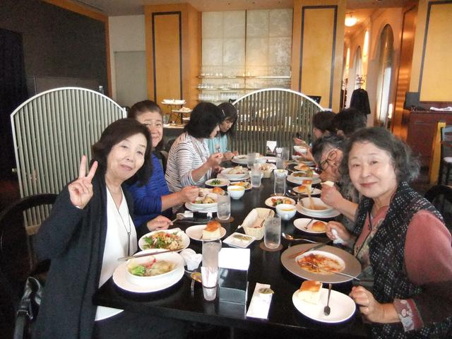 画像: お食事を楽しむ皆さん