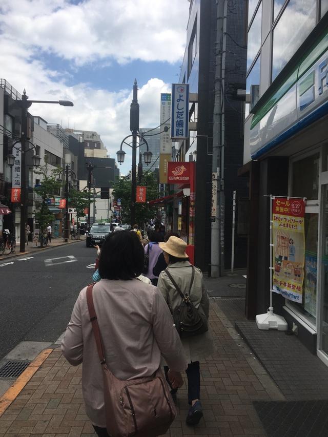 画像: 神楽坂の町並みを楽しむ皆さん