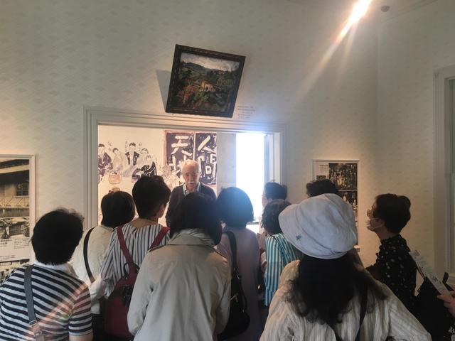 画像: 漱石山房記念館でガイドの説明を聞く皆さん
