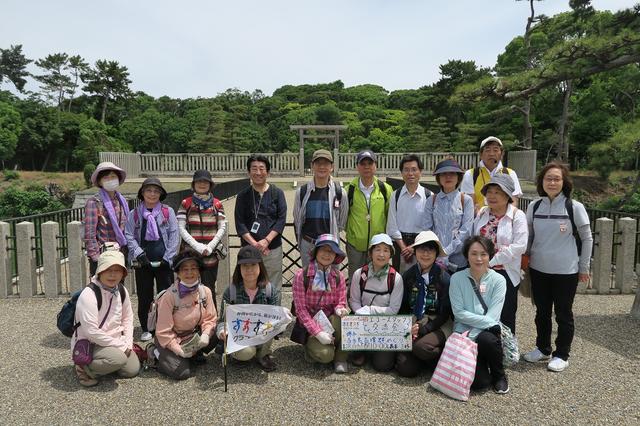 画像: 仁徳天皇陵古墳拝所前にてハイチーズ