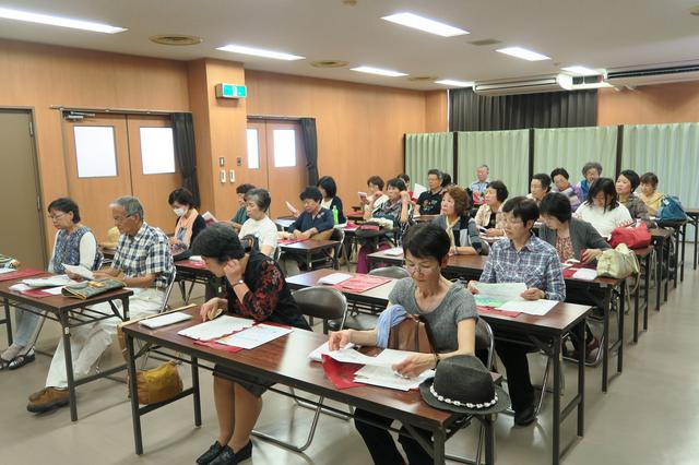 画像: 泉州タオルについて説明を聞くエコーさん