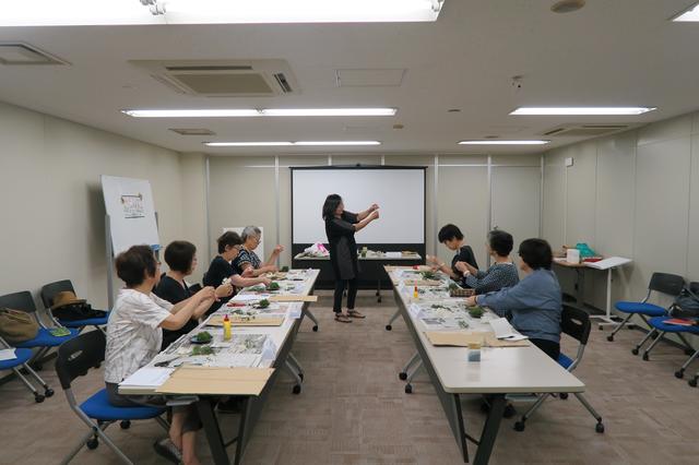 画像: 講師の平田さんに熱心に教わるエコーさん
