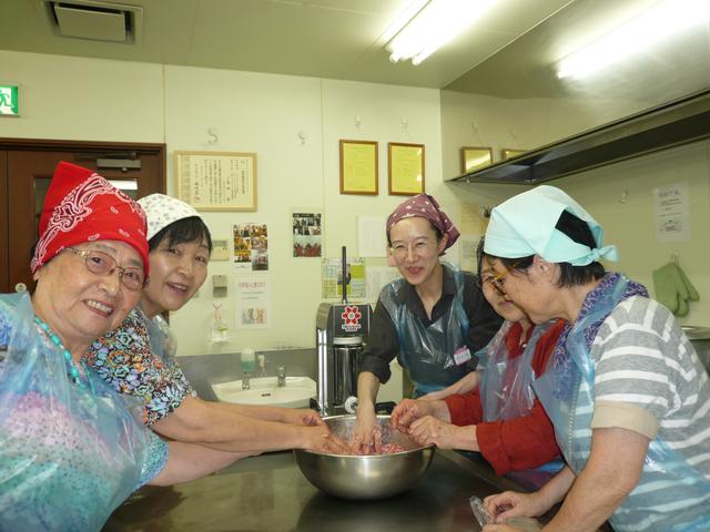 画像: みんなで協力してねばりが出るまでひき肉