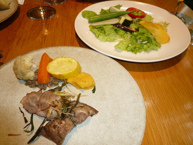 画像: メイン料理のポークのソテーと高原野菜のサラダ
