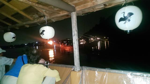 画像: 周辺の街の灯りが少なく、松明の光が闇夜に浮かび上がり幻想的です。