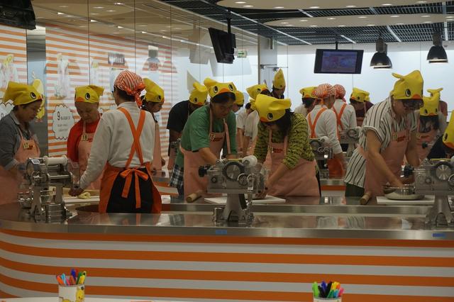 画像: 製麺機で生地を伸ばします