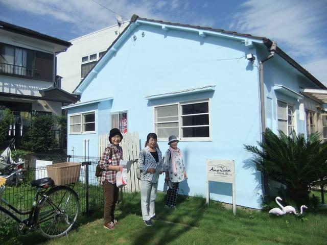 画像: アメリカンハウスの前で記念撮影