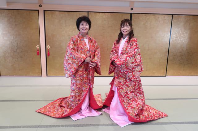 画像: 「重いわ~」と言いつつも、華やかな衣装に身を包み嬉しそうなエコーさん
