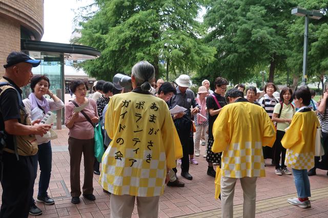 画像: 10人ずつのグループに分かれて、寺町めぐりがスタート!
