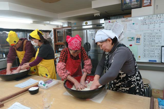 画像: 二人一組で生地を混ぜていきます