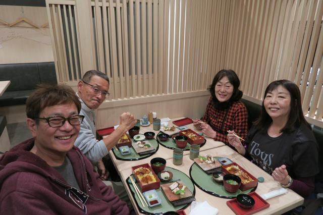 画像: 食事をしながら会話が弾みます