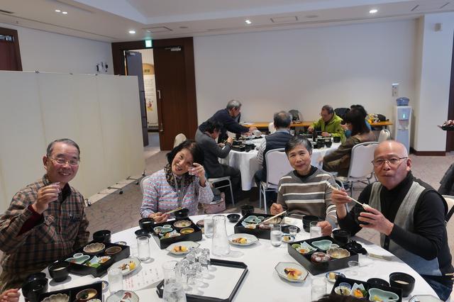 画像: 店長さんの計らいで酒蔵搾りたての食前酒をつけて下さることになり、お料理とお酒をお楽しみいただきました。