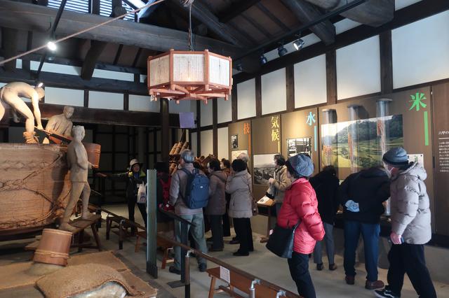 画像: 明治2年築の酒蔵は、震災では倒壊せずに残り現在は耐震補強もされ展示室として白鹿の酒作りの歴史を伝えています。