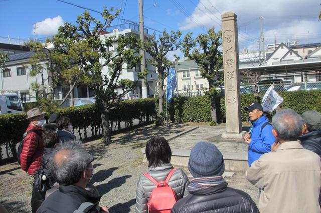 画像: 地碑前にて。日本の名水百選に選ばれており、この地域の酒蔵はすべて宮水を使用し大切に保全されています。
