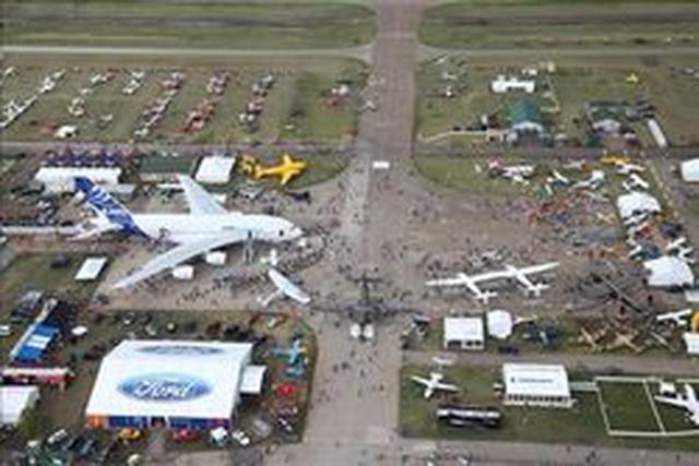 画像: 航空ショウ「the EAA Airventure 2009」会場 (中央右下にホワイトナイト2が駐機)credited “EAA photo/Abbey Haug. Used with permission.”