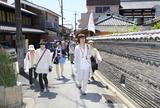 画像: 「らくたび」ガイドと一緒に、地元の人しか通らないような路地を歩く旅仲間