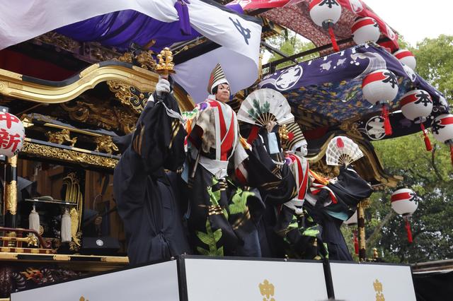 画像: 山車の上で文楽が上演される知立まつり