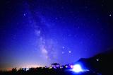 画像: 白馬五竜高山植物園からの星空イメージ。旧暦7月7日にあたる今年8月28日に夜間特別貸切が行われる