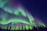 画像: フィンランドの夜空に舞うオーロラ。形はカーテン状や帯状などがあり、時間の経過とともに変化していく様子は神秘的