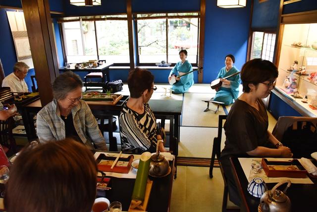 画像: 食事中には三味線の生演奏も。優雅なひとときを楽しみました↓