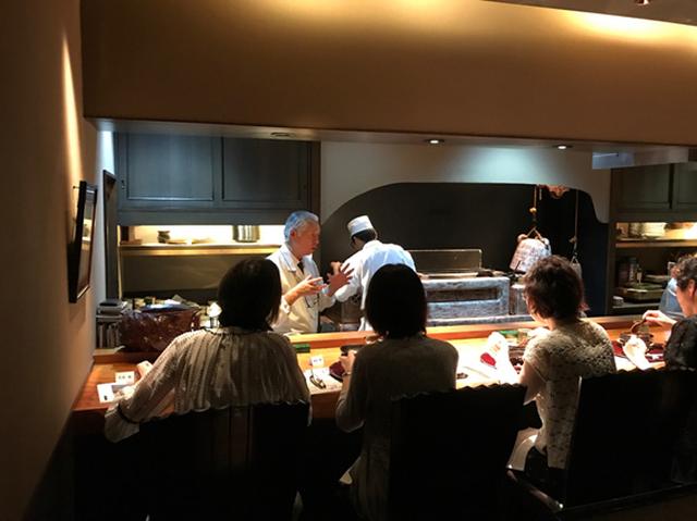 画像: カウンター席越しに料理の説明をされる川越さん