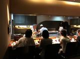 画像: カウンター席越しに料理の説明をされる川越さん