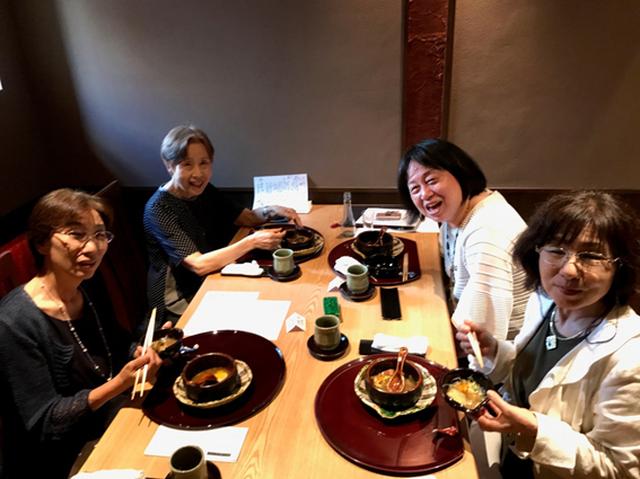 画像: 初対面でも同じテーブル、そして美味なる食事があれば自然と笑顔があふれます
