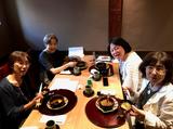 画像: 初対面でも同じテーブル、そして美味なる食事があれば自然と笑顔があふれます