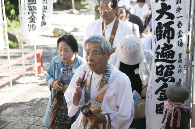 画像: 曹源寺にて榊原先達(手前)に従ってお参りされる旅仲間たち