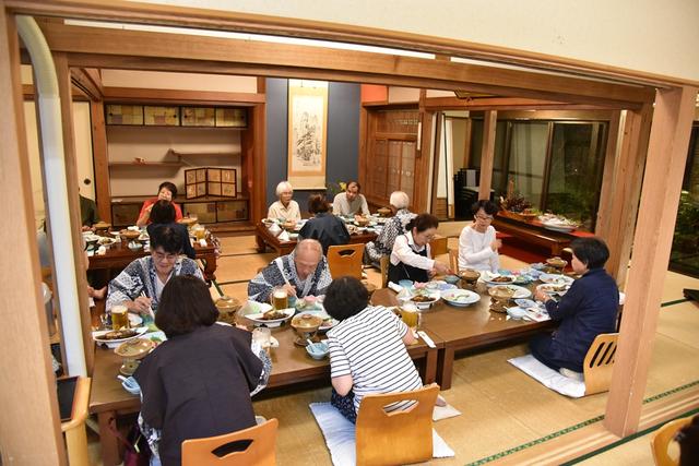画像: 至福のひとときを堪能する旅仲間の皆さん