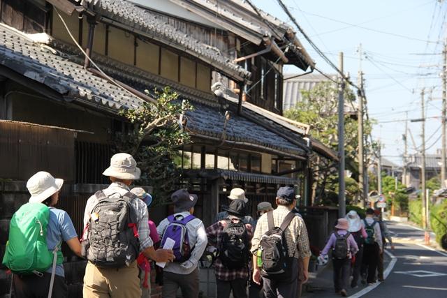 画像: 往時の雰囲気がところどころに残る中を歩きました