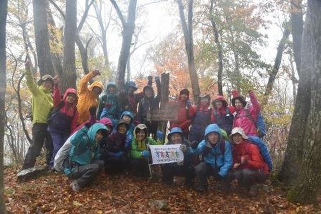 画像: 山頂で記念撮影。雨天時の登山に大きな自信がつきました