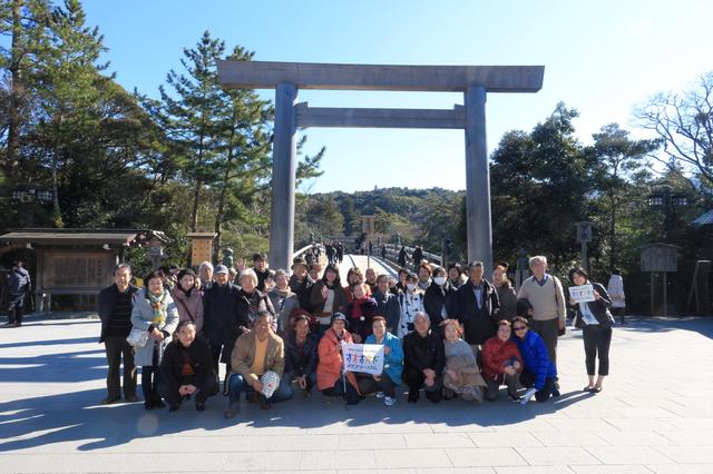 画像: 気持ちの良い青空の下、伊勢神宮内宮・宇治橋前で記念撮影