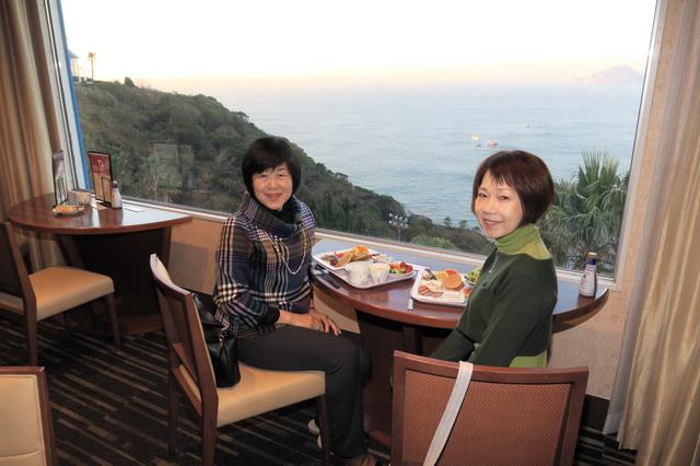 画像: 客室などいろいろな場所から海の眺望が楽しめる伊良湖ビューホテル。写真は朝食時のレストランにて