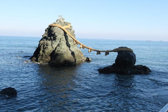 画像: 二見興玉神社の沖、男岩(左)と女岩が大注連縄で結ばれた夫婦岩