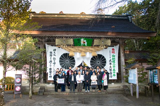 画像: 御創建2050年の記念年を迎えた熊野本宮大社。神門前にて記念撮影
