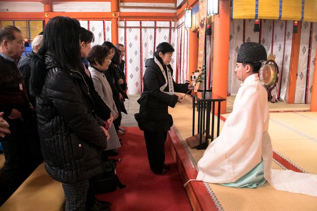 画像: 熊野那智大社・拝殿にて。厳かな正式参拝の様子