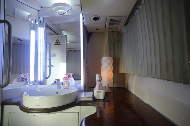 画像: バス車内とは思えない化粧室。トイレ完備なので移動中も安心です