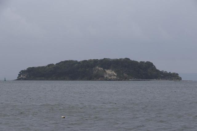 画像: 猿島です。出港する前からはっきり見えるほどの近さ。この日は少しだけ雨模様