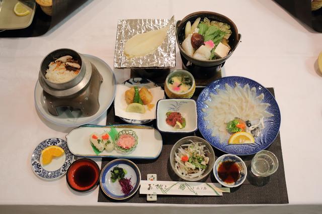 画像: 2日目夕食、7種のフグ尽くし会席
