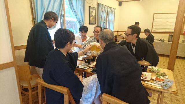 画像: 山旅スクールで出会った仲間と乾杯!