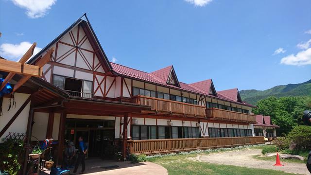 画像: 岩根山荘の外観。屋根岩の目の前に位置しています