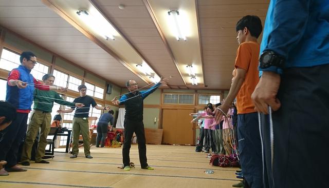 画像: スリング(手に持っている紐)の使い方について講習を受けている様子。皆さん真剣です