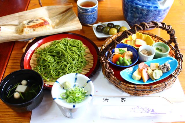 画像: 茶そばやうなぎの飯蒸しなどの昼食