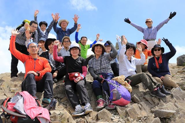 画像: 美ヶ原の先端部「王ヶ鼻」にて。山岳信仰の聖地らしく岩だらけの神秘的な場所でした