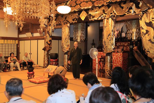 画像: 本堂にて。飽きさせない住職の説法に旅仲間も大満足でした
