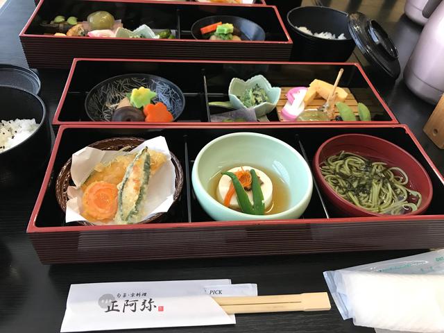 画像: 見ためも涼しげ。冷たい茶そばが好評でした