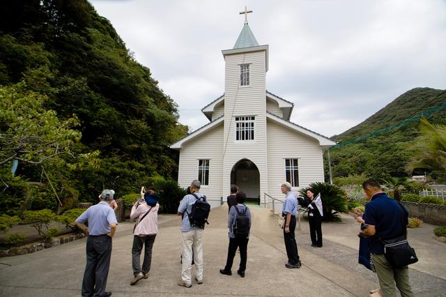 画像: 1925年建立の美しい木造教会、中ノ浦教会。ガイドの案内で内部も見学しました
