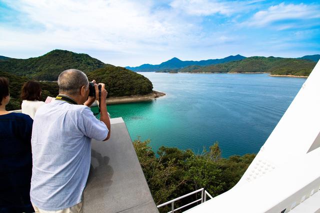 画像: 中通島と若松島を結ぶ若松大橋から、五島ならではの入り組んだ海と島の美景が楽しみます