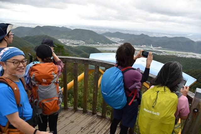 画像: 百々ヶ峰の展望台から街並みを撮影する旅仲間